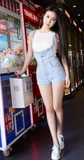气质匀称大屁股女生陆萱萱紧身牛仔裤街拍写真图片