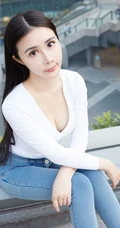 气质匀称大屁股女生陆萱萱紧身牛仔裤街拍写真图片