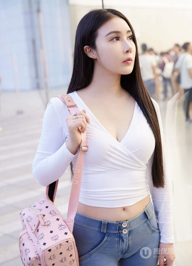 气质匀称大屁股女生陆萱萱紧身牛仔裤街拍写真图片