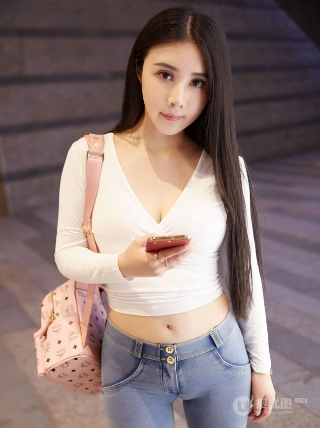 气质匀称大屁股女生陆萱萱紧身牛仔裤街拍写真图片