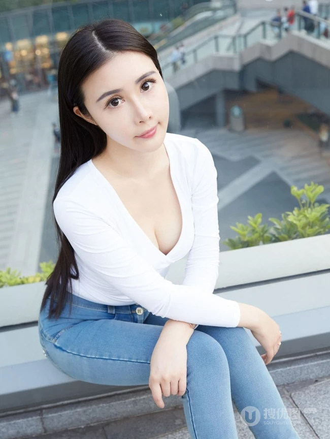 气质匀称大屁股女生陆萱萱紧身牛仔裤街拍写真图片