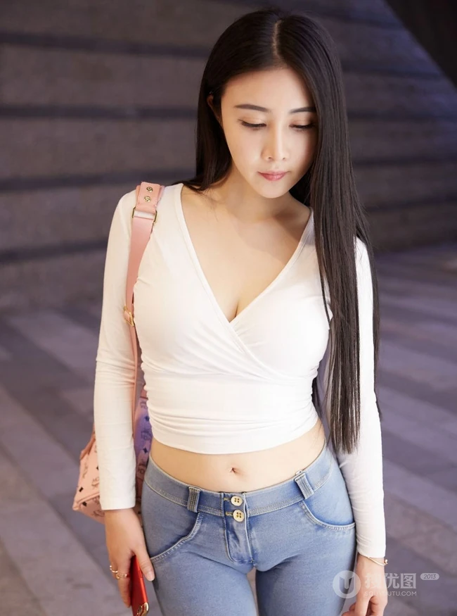 气质匀称大屁股女生陆萱萱紧身牛仔裤街拍写真图片