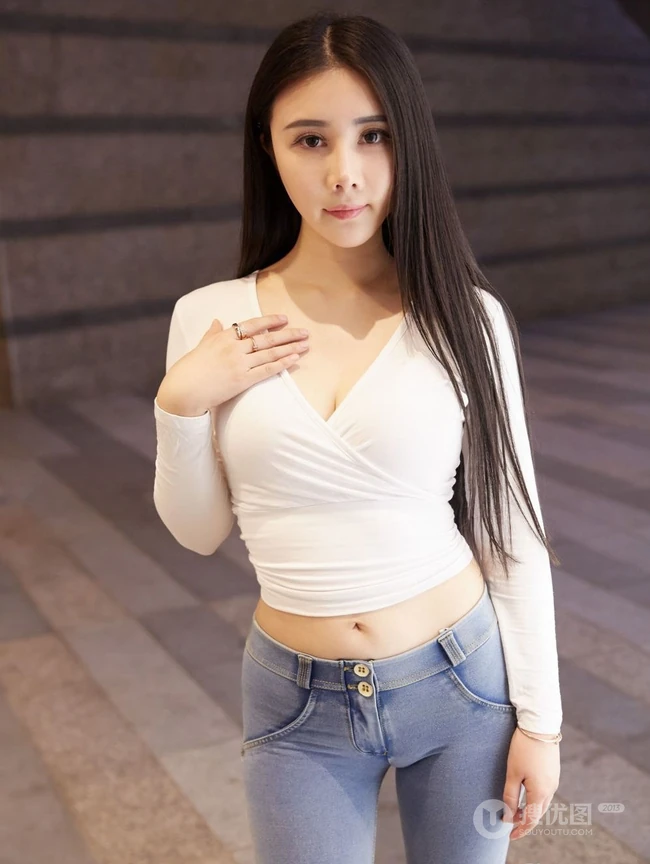 气质匀称大屁股女生陆萱萱紧身牛仔裤街拍写真图片