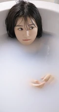 清新泳装少女气质浴室洗澡戏水清透气质写真图片