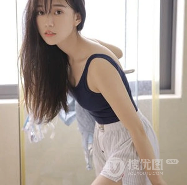 清新泳装少女气质浴室洗澡戏水清透气质写真图片