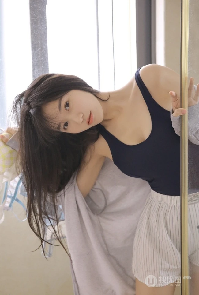 清新泳装少女气质浴室洗澡戏水清透气质写真图片