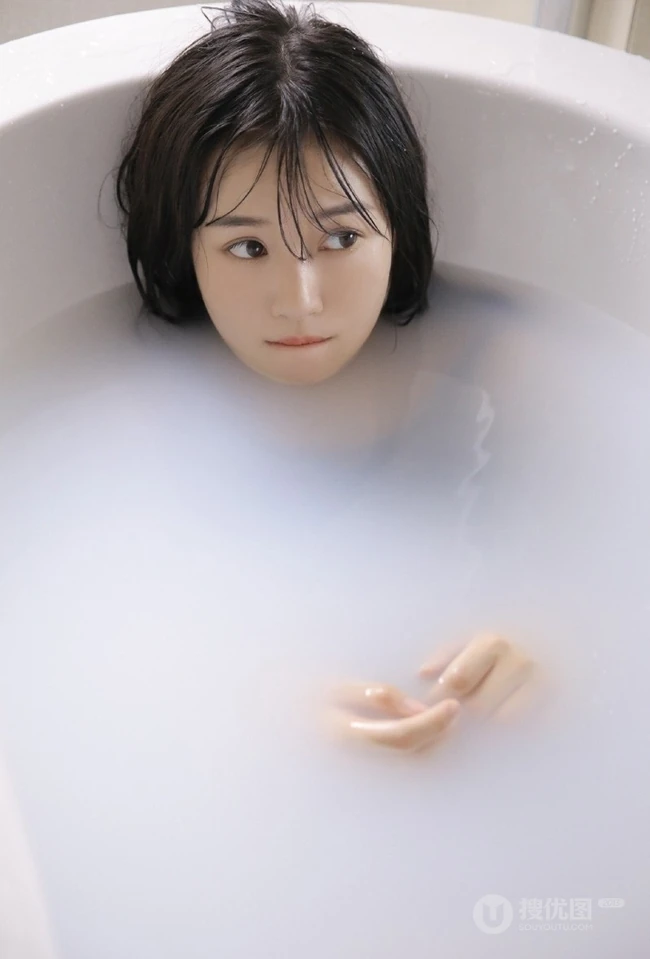 清新泳装少女气质浴室洗澡戏水清透气质写真图片