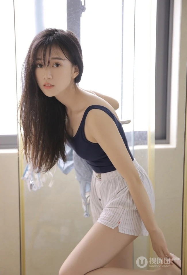 清新泳装少女气质浴室洗澡戏水清透气质写真图片