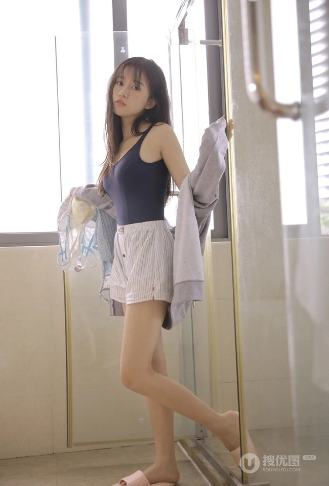 清新泳装少女气质浴室洗澡戏水清透气质写真图片