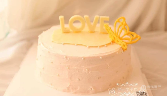 生日蛋糕图片，充满爱心带love字样的美味蛋糕图片 第2张