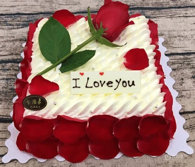 生日蛋糕图片，充满爱心带love字样的美味蛋糕图片 第5张