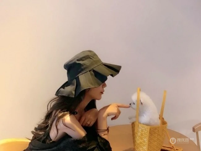 抱在手里的可爱猫咪图片，精致女生抱着宠物猫图片欣赏 第4张