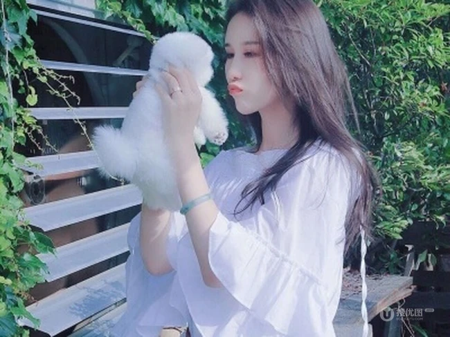 抱在手里的可爱猫咪图片，精致女生抱着宠物猫图片欣赏 第3张