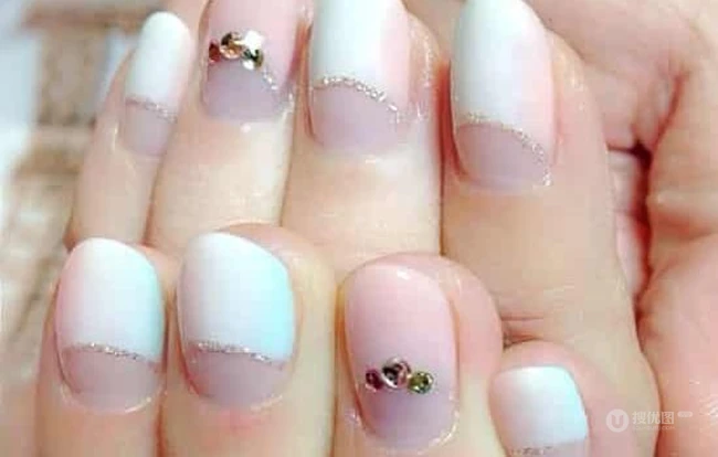 法式美甲图片最新款式图片 清新可爱的法式美甲君 第3张