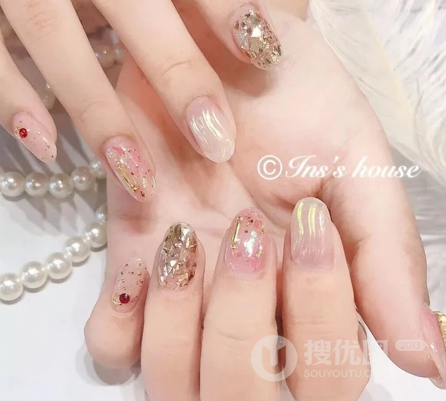夏季自带清凉感的水波纹水晶美甲，来一款吗？ 第1张