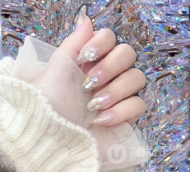 夏季自带清凉感的水波纹水晶美甲，来一款吗？ 第9张