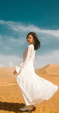 景甜着白裙沙漠舞动红纱唯美写真 最近很流行红色纱巾啊！