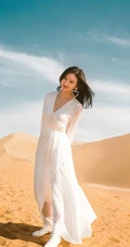 景甜着白裙沙漠舞动红纱唯美写真 最近很流行红色纱巾啊！