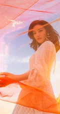 景甜着白裙沙漠舞动红纱唯美写真 最近很流行红色纱巾啊！