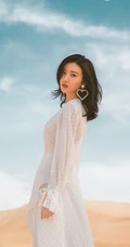 景甜着白裙沙漠舞动红纱唯美写真 最近很流行红色纱巾啊！