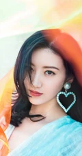 景甜着白裙沙漠舞动红纱唯美写真 最近很流行红色纱巾啊！