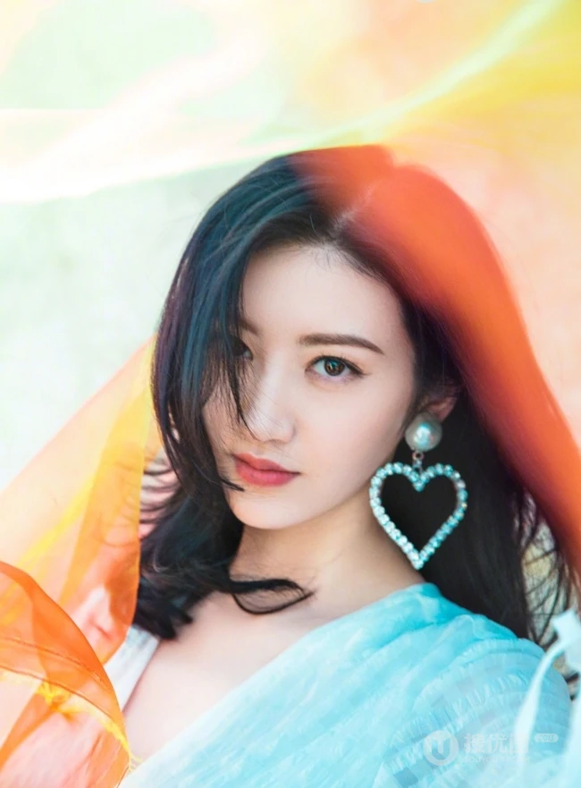 景甜着白裙沙漠舞动红纱唯美写真 最近很流行红色纱巾啊！