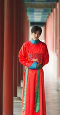 蔡徐坤大型文化体验节目《遇见天坛》红色清朝服饰剧照
