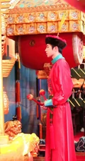 蔡徐坤大型文化体验节目《遇见天坛》红色清朝服饰剧照
