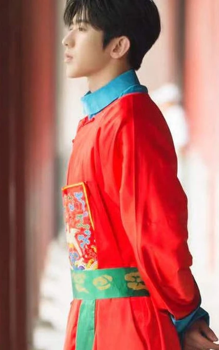 蔡徐坤大型文化体验节目《遇见天坛》红色清朝服饰剧照