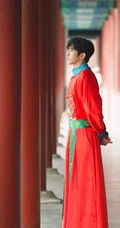 蔡徐坤大型文化体验节目《遇见天坛》红色清朝服饰剧照