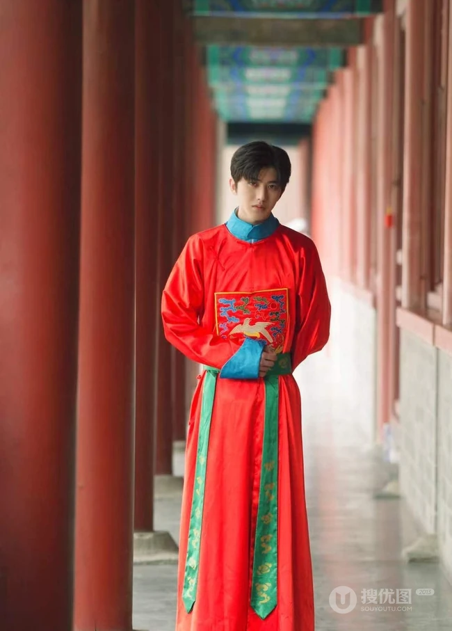 蔡徐坤大型文化体验节目《遇见天坛》红色清朝服饰剧照