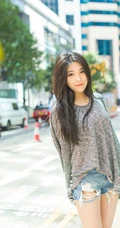 高挑气质时尚女生Sabrina个性破洞牛仔短裤香港街头街拍写真