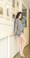 高挑气质时尚女生Sabrina个性破洞牛仔短裤香港街头街拍写真