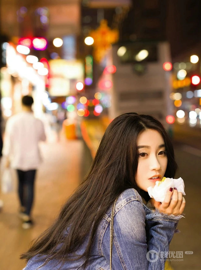 高挑气质时尚女生Sabrina个性破洞牛仔短裤香港街头街拍写真