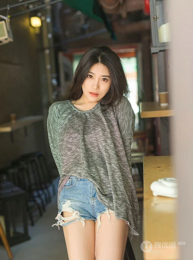 高挑气质时尚女生Sabrina个性破洞牛仔短裤香港街头街拍写真