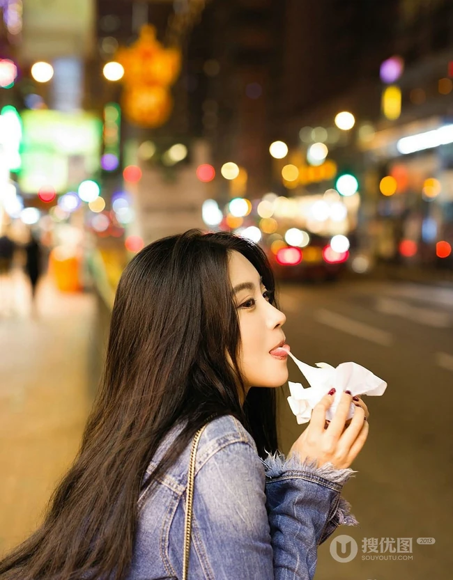 高挑气质时尚女生Sabrina个性破洞牛仔短裤香港街头街拍写真