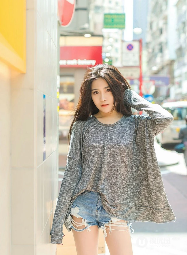 高挑气质时尚女生Sabrina个性破洞牛仔短裤香港街头街拍写真