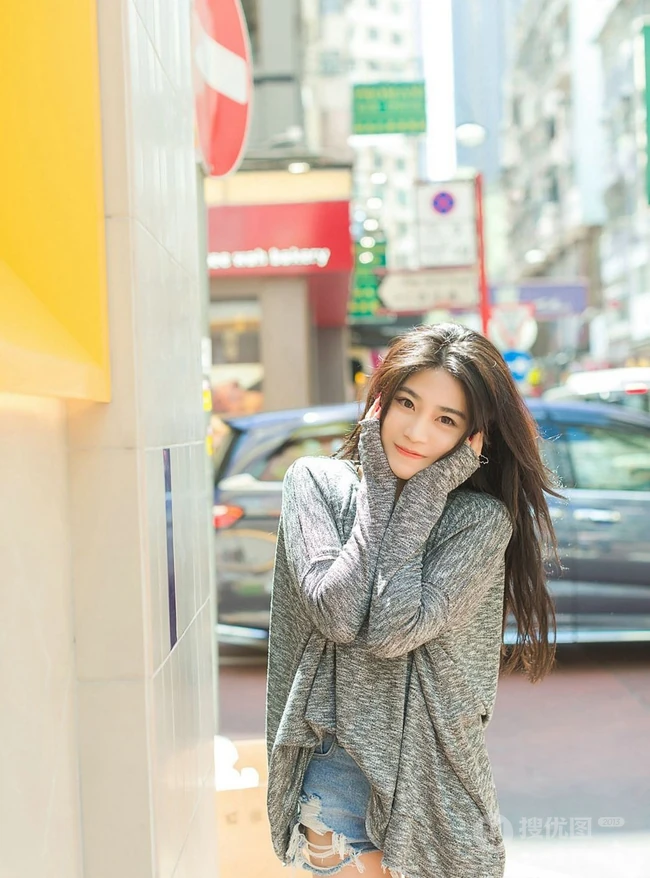 高挑气质时尚女生Sabrina个性破洞牛仔短裤香港街头街拍写真