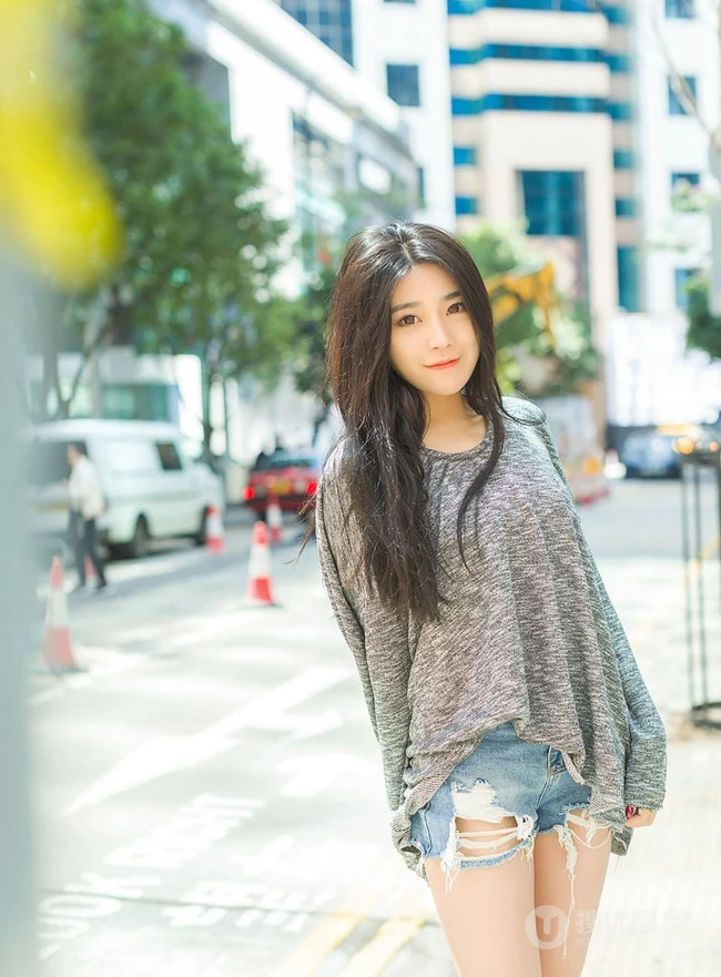 高挑气质时尚女生Sabrina个性破洞牛仔短裤香港街头街拍写真