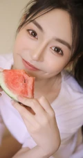 带酒窝的长发线条感少女居家清凉吃西瓜写真图片
