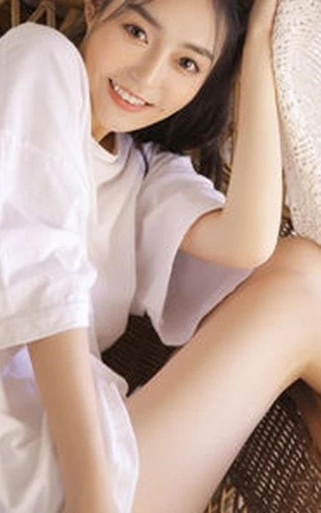 带酒窝的长发线条感少女居家清凉吃西瓜写真图片