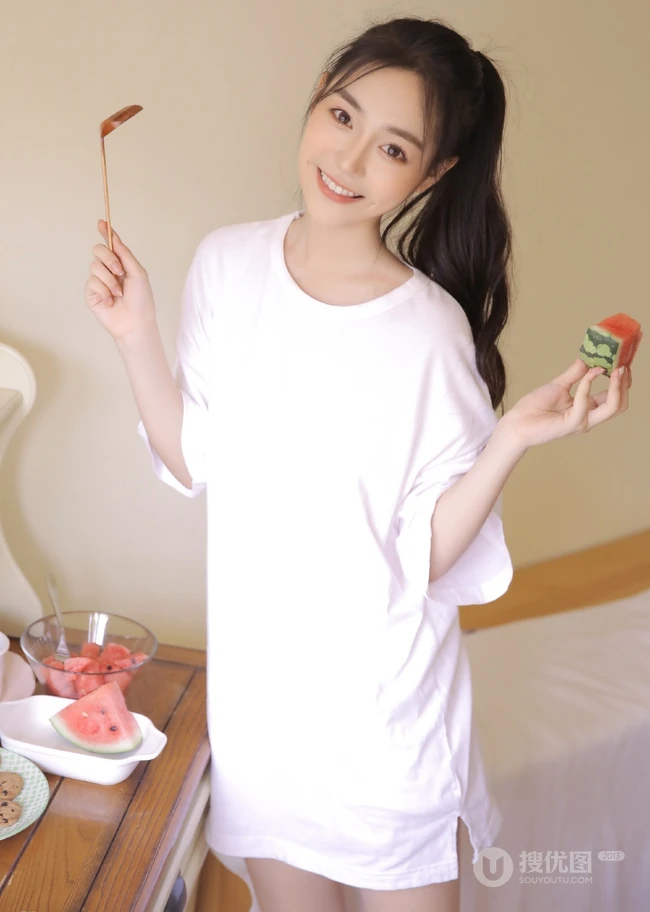 带酒窝的长发线条感少女居家清凉吃西瓜写真图片