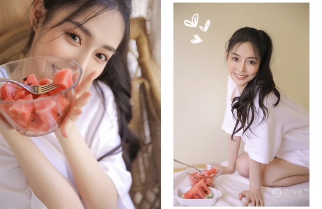 带酒窝的长发线条感少女居家清凉吃西瓜写真图片