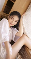 带酒窝的长发线条感少女居家清凉吃西瓜写真图片