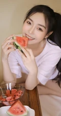 带酒窝的长发线条感少女居家清凉吃西瓜写真图片