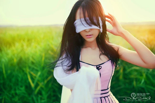 清新唯美户外女孩带字意境图片