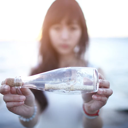 漂流瓶女孩户外海边意境美图_我把心扔到海里