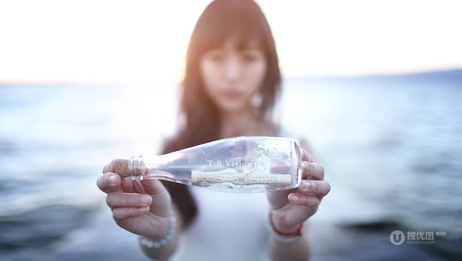 漂流瓶女孩户外海边意境美图_我把心扔到海里
