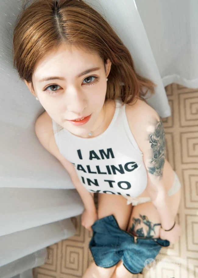 纹身女生CherryBlessU手臂，大腿，脚踝纹身图案欣赏 第3张