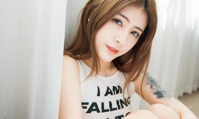纹身女生CherryBlessU手臂，大腿，脚踝纹身图案欣赏 第5张